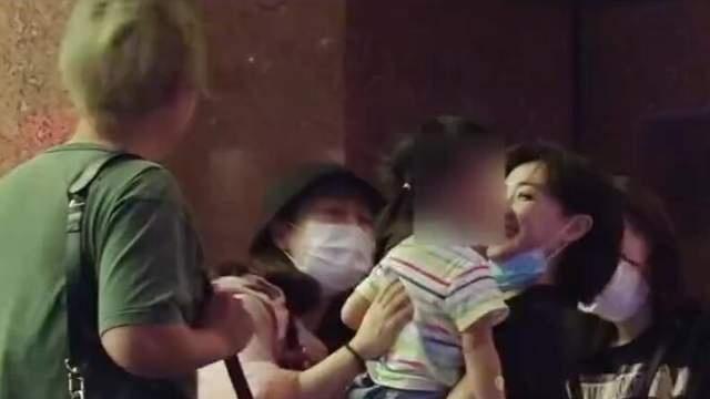 万茜婚变风波升级！知情人曝其老公太花心，万茜最新露面发尾染绿