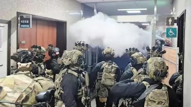 韩国戒严风波新进展：金龙显畏罪自杀未遂，尹锡悦找辩护律师受阻