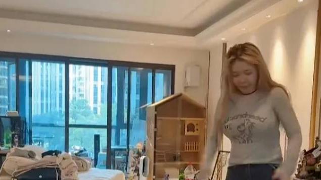 网红主播刘飞儿直播出意外，美颜掉了秒变大妈，网友：这起码有130斤