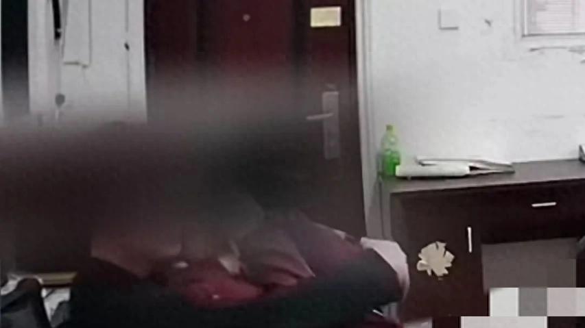 中学男老师在办公室亲吻女学生！校方没回应，知情人爆详情