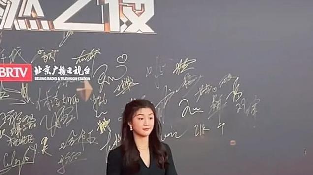 陈梦黑色小礼裙惊艳红毯，运动与时尚的完美交融