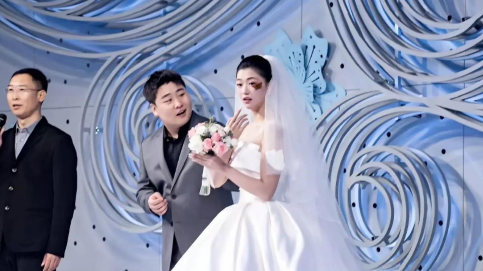 沈阳一对新人举行婚礼，一只蝴蝶落在新娘肩膀，女儿：爸爸来了！