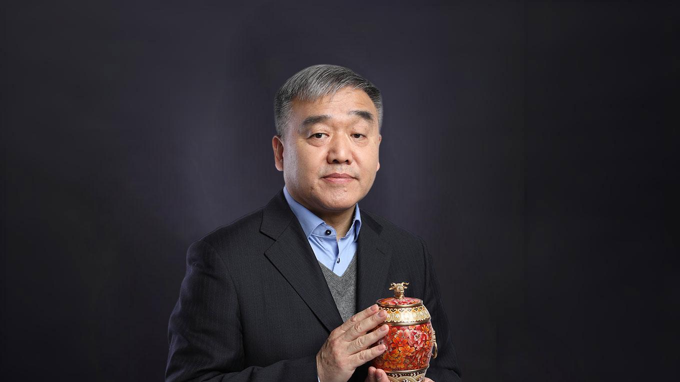 中国工艺美术大师、国家级非遗景泰蓝制作技艺代表性传承人钟连盛入编《大国工匠年鉴》首卷