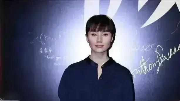 袁泉换新发型惊艳全场！齐刘海搭配真丝衬衫，重现28岁青春魅力