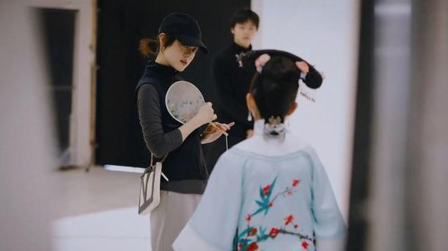 笑不活了！孙俪带女儿拍甄嬛传写真，邓超也想要，还发甄嬛同款！