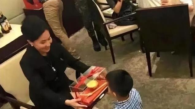 刘嘉玲为庆圣诞布置两亿豪宅，脚边一堆奢侈品，与狗相伴好温馨