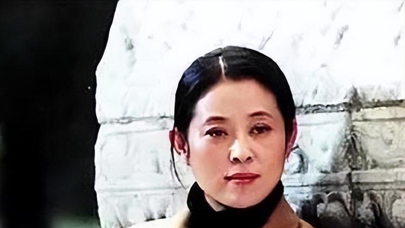 “懦弱女人”倪萍：遭母亲拆散，被陈凯歌抛弃，现在怎么样了？
