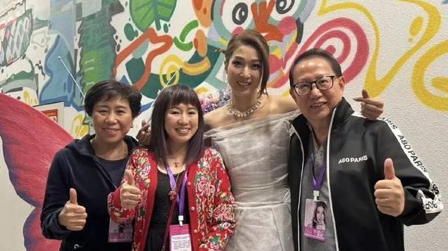 40岁钟嘉欣佛山演唱会爆满！又唱又跳表白老公，2岁女儿台下应援