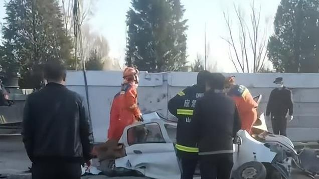 网红丐中丐夫妻俩车祸身亡！开车直播桥上倒车，知情人曝死因细节