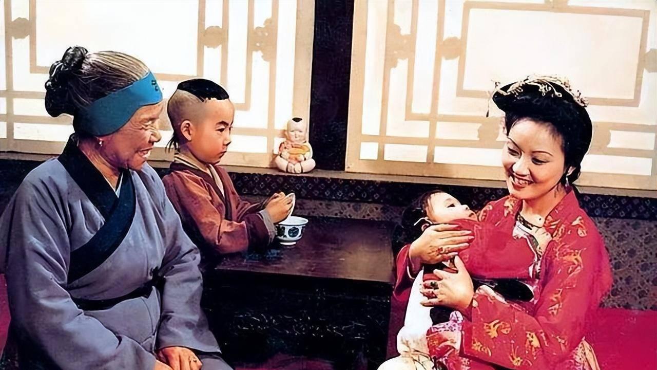 刘姥姥进大观园，讲“雪地抱柴”的故事，指的是薛宝钗？