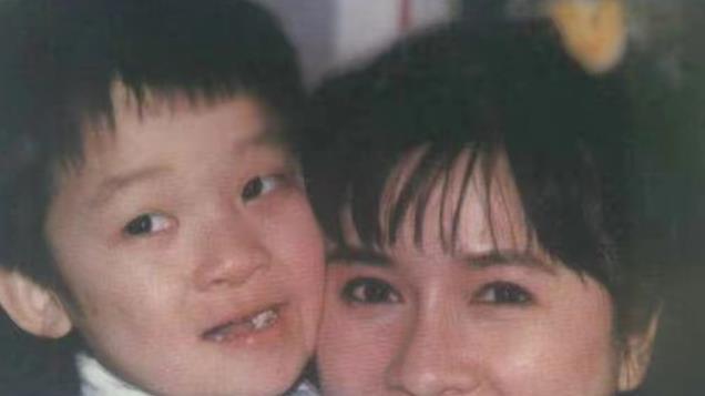 原来蔡明儿子是他！隐瞒37年，竟然是圈中人，难怪成蔡明骄傲