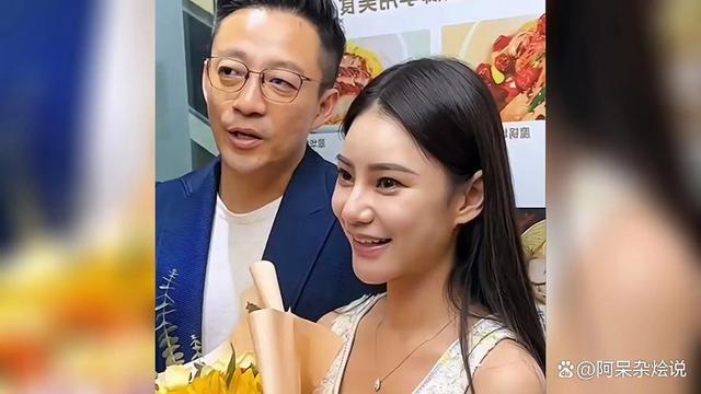 汪小菲携老婆到厦门开会，马筱梅黑西装超有范儿，网友：真变了！
