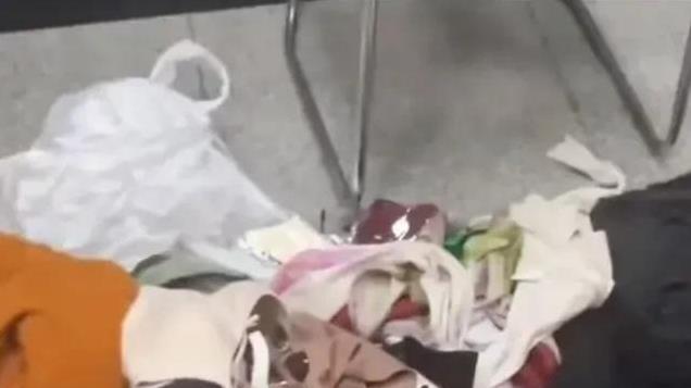 成都一批发市场，女子假装捡垃圾偷走上万元衣服，网友：惯犯！-趣说A