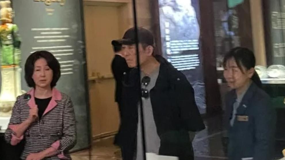 张艺谋看圆明园铜首，穿厚底鞋打扮时髦，何超琼亲自陪同！