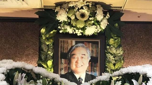 2019年，琼瑶在丈夫平鑫涛的葬礼现场，81岁她一身素服，满脸悲伤