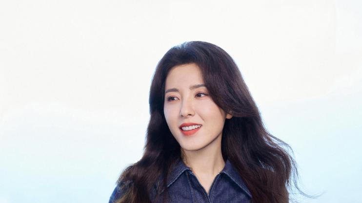 曾黎人称“中戏第一校花”，当她和51岁吴越站一起，差距一目了然