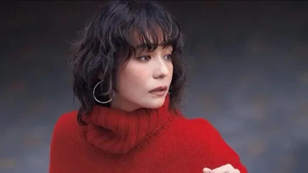 针织衫配裙子和裤子，造型思路很不同