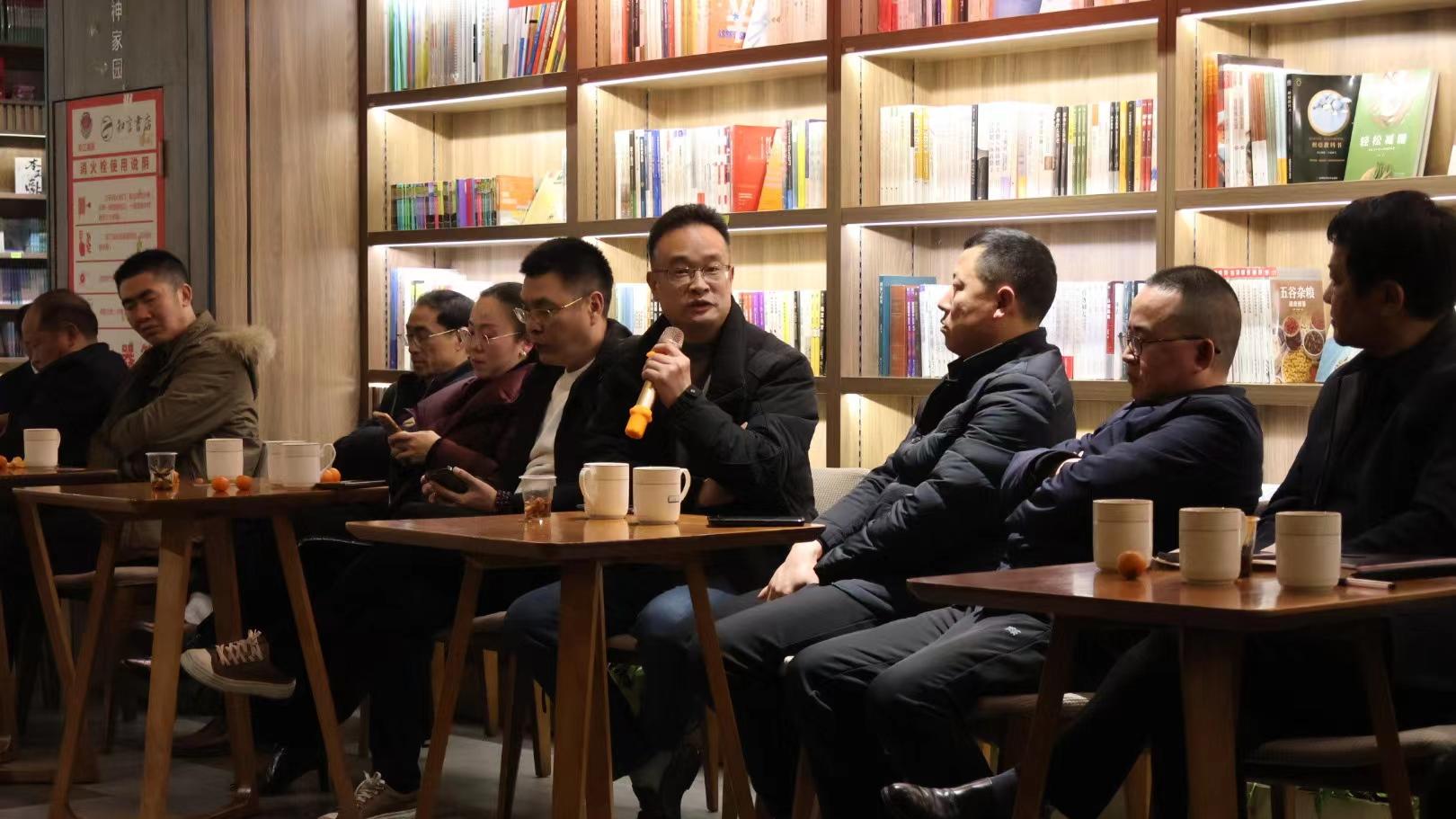 冷水江：“论”队伍建设 、“坛”教育发展