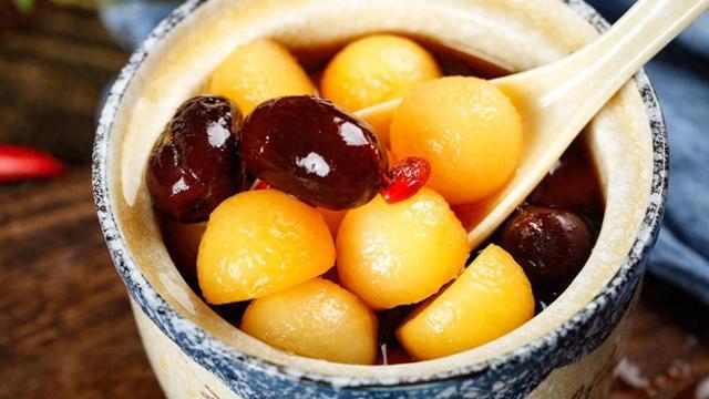 冬日暖心滋补：红枣桂圆枸杞汤与胡椒羊肉汤的双重呵护