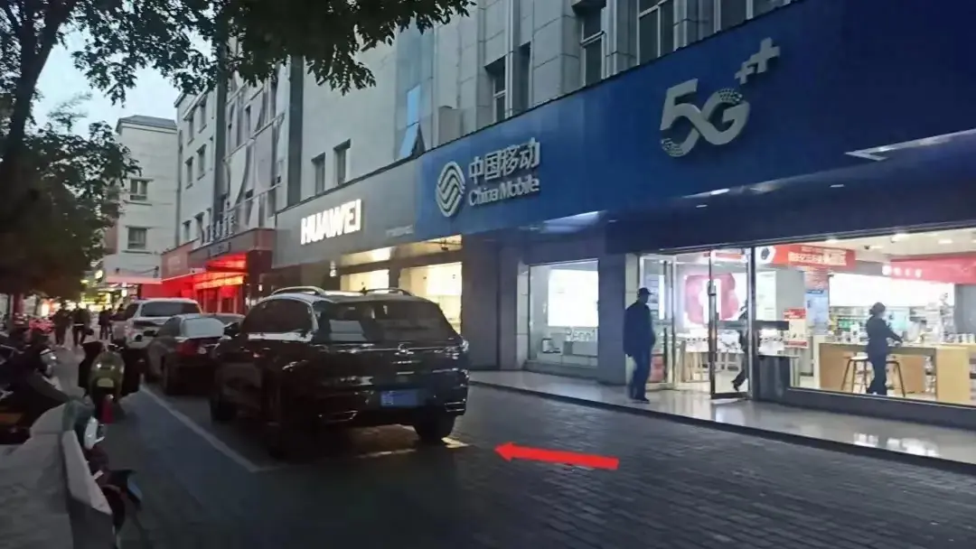 甘肃张掖一男子轿车被交警拖走，当时停在正规车位，警方回应反转