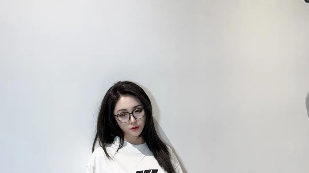 喜欢穿皮裤的眼镜妹妹