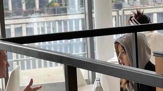 Lisa和LV三公子巴黎约会，牵手撒娇相处细节甜蜜，吃饭是男方买单