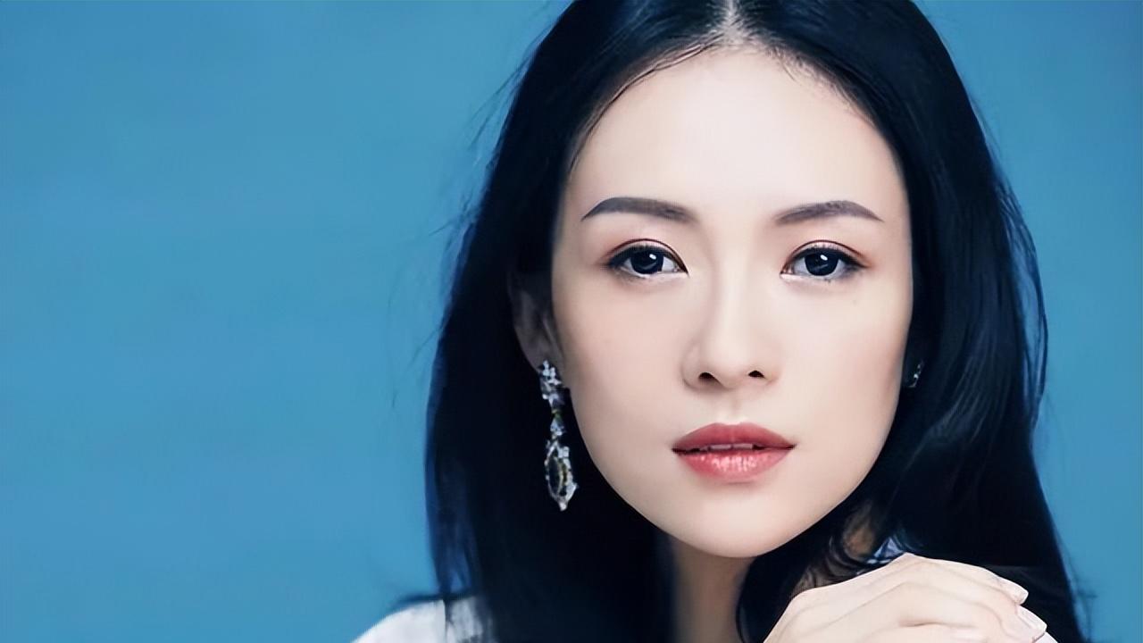 这一夜，杨幂主动给章子怡让镜头，镜头背后满是杨幂的谦虚