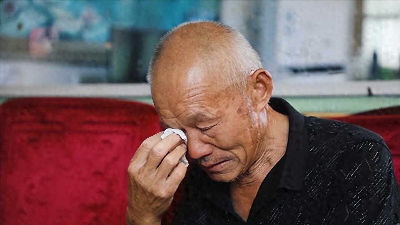 带母亲到北京治病，在表姐家住了5天，临走时问我要3000元住宿费