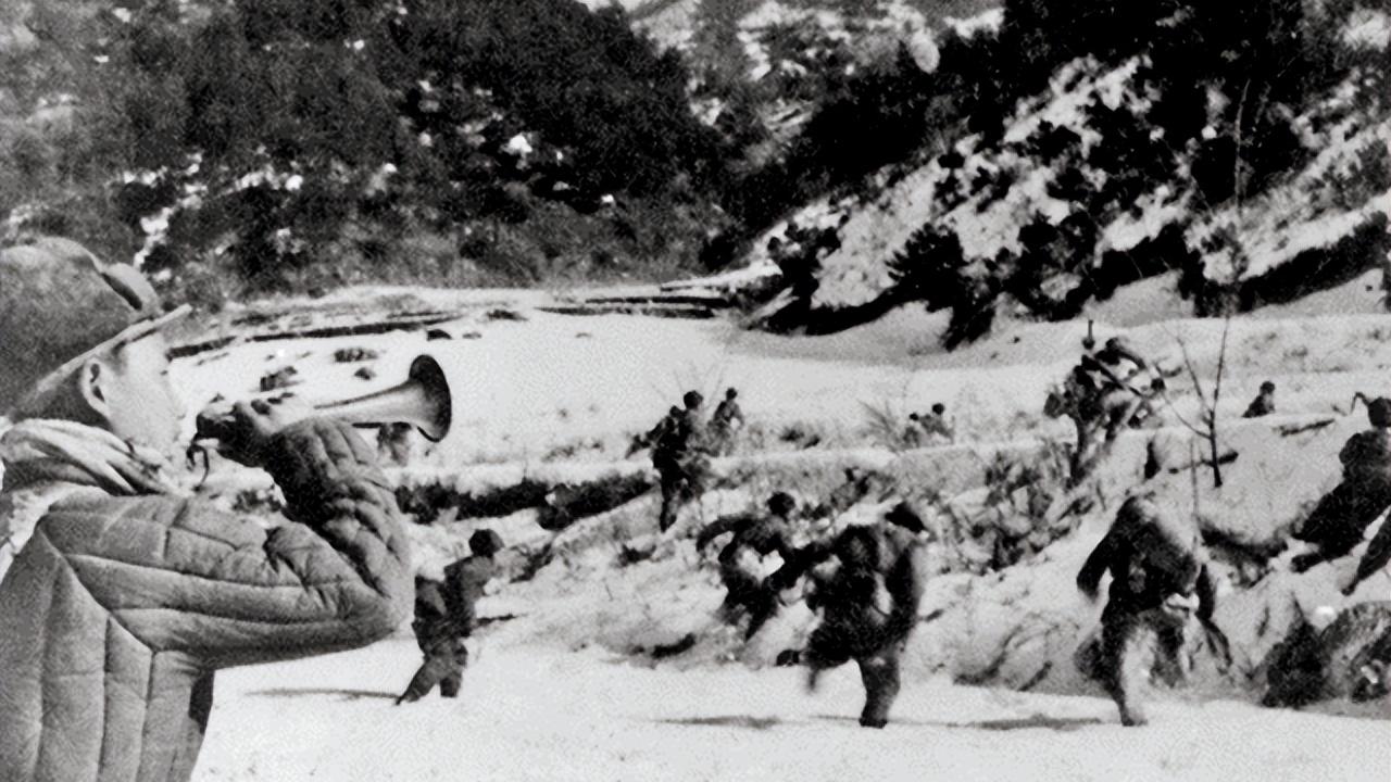 1952年朝鲜战场上奇特一幕：一名战士怒发冲冠，追杀六十多名美军