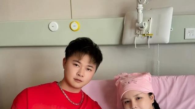 许华升为儿子办满月宴！席开近30桌现场发钱，用茅台将儿子围起来