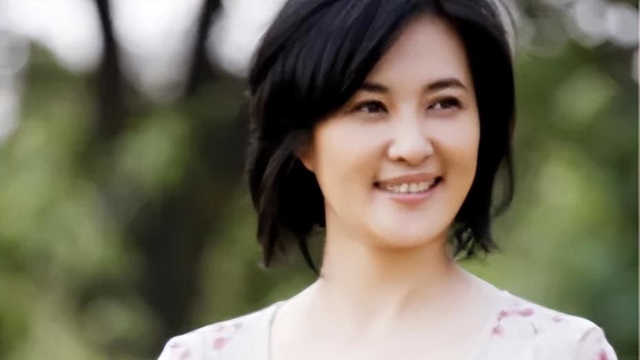 演员王菁华：与常戎分手那天心在颤抖，49岁依旧未婚