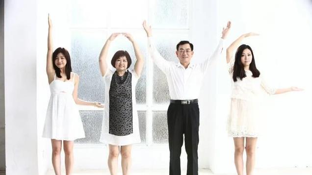 陈妍希晒照悼念父亲，丈夫陈晓未回应