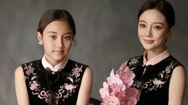 李小璐贾乃亮晒全家福疑似复合？网友：恭喜啊，终于等到这一天！