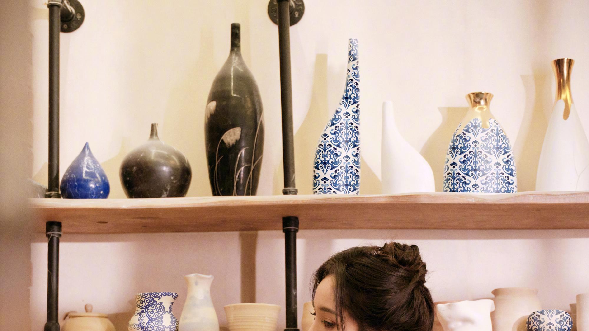 杨幂身穿露背印花长裙，身材完美妆容精致，气质明媚，成熟性感