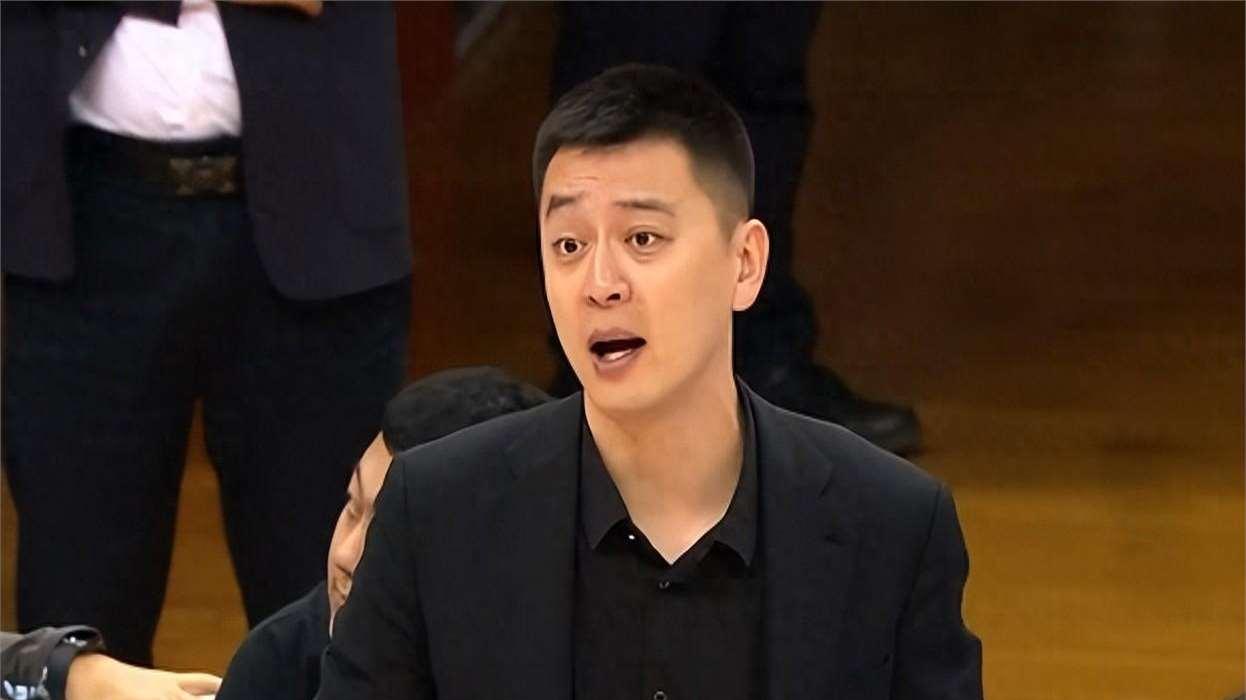 赵继伟缺席！青岛男篮吊打辽篮杨鸣十分不满，怒斥队员不会打球