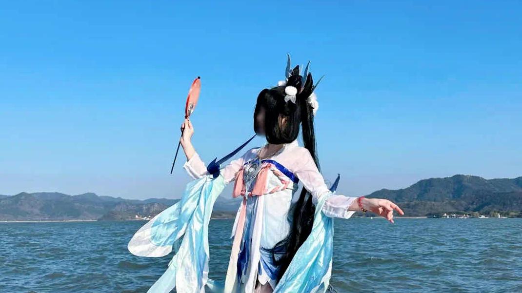 王者荣耀：cos杨玉环银翎春语, 白毛搭配粉色大长腿，宛如仙女下凡