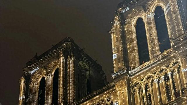 意大利美女总理抵达巴黎，见到马斯克重现迷妹眼神，忽视了特朗普