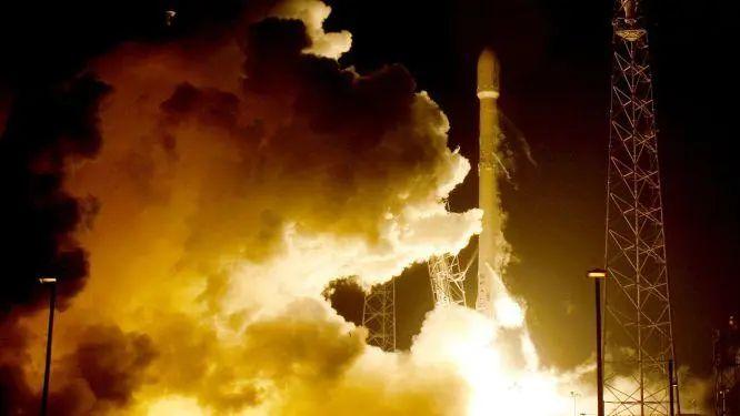 两名宇航员在太空中的命运可以宣判了！猎鹰9号火箭的发射失败！