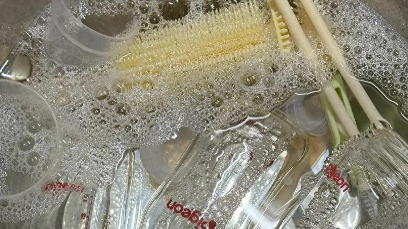 婆婆说现在年轻人带孩子都跟网上学，不让把尿你们都被骗了！