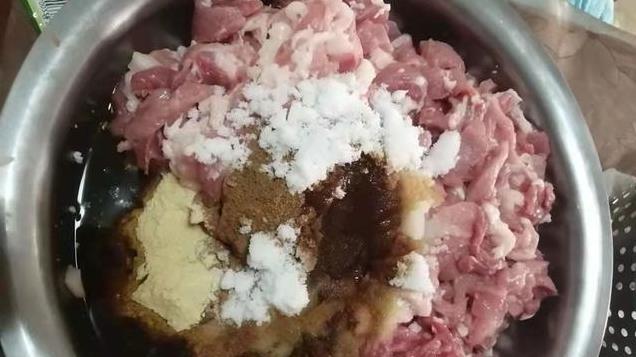 灌腊肠，别放太多调料，难怪味道怪，牢记“2放2不沾”，醇香味正