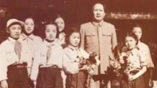 彭德怀带一小女孩散步，毛主席一眼认出：左权的女儿都已这么大了