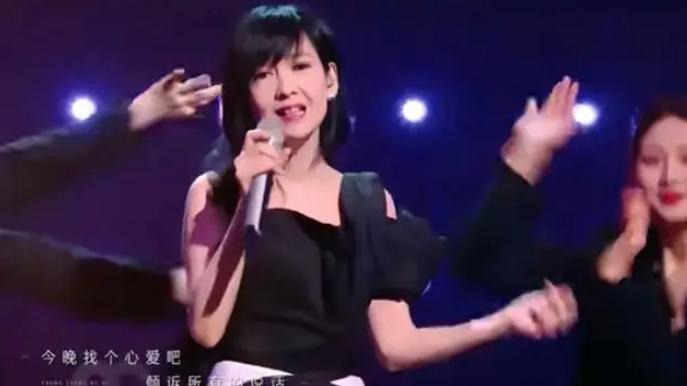 57岁周慧敏现身街头，却无人围观，被吐槽像阿尔兹海默症患者