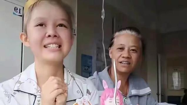 25岁警花卜娜娜患癌去世后续，母亲哭成泪人，父亲也患重病