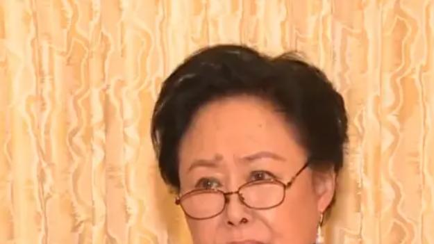 74岁斯琴高娃身体欠佳，拄拐前行仍爱艺术，老戏骨风采依旧