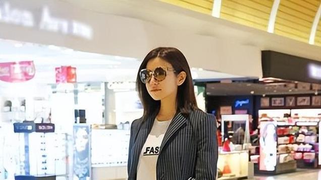 陈妍希太给陈晓长脸！穿白色大衣配阔腿裤高级又显贵，气质真的好