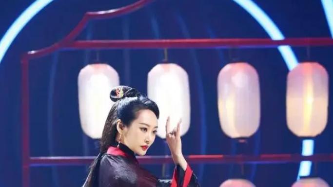 李纯母亲被困电梯40分钟，女演员怒斥小区物业引热议