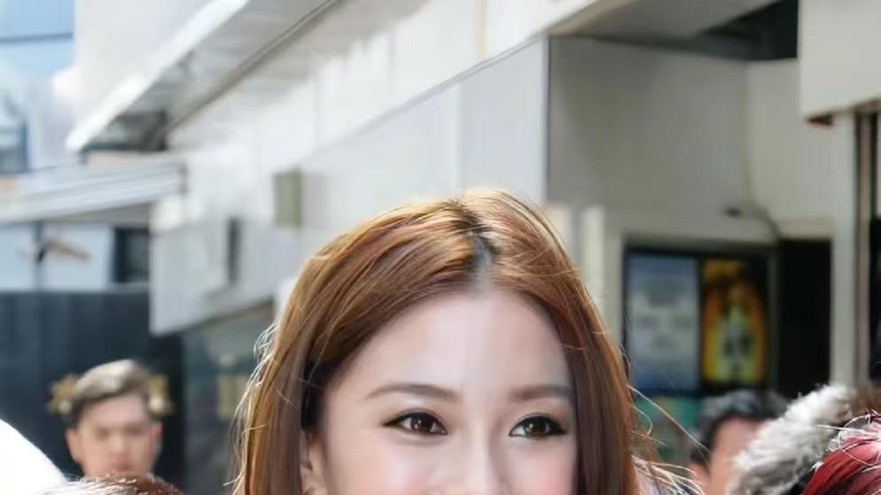 baby谋求在港发展，剪短头发染回嫩模时期发色，混血感又回来了