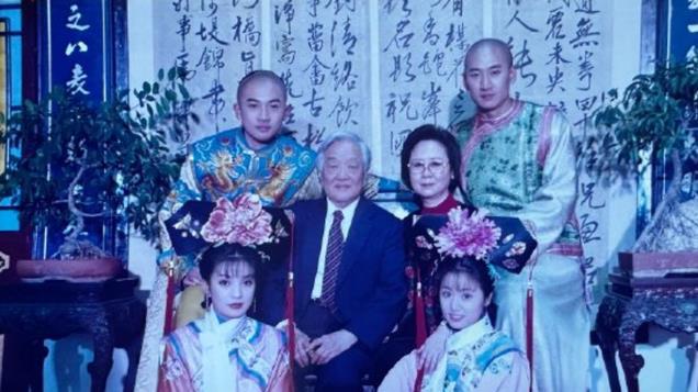 “尔康”周杰晒合影称对不起琼瑶，忆过往情深似母子，破不和传闻