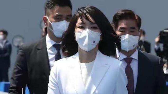 这一次，“强行驻颜”的残酷现实，在韩国第一夫人金建希身上展露