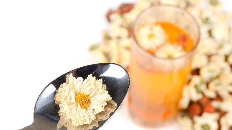 菊花茶是护肝的好物？医生建议：过了60岁，喝茶多喝“4茶”